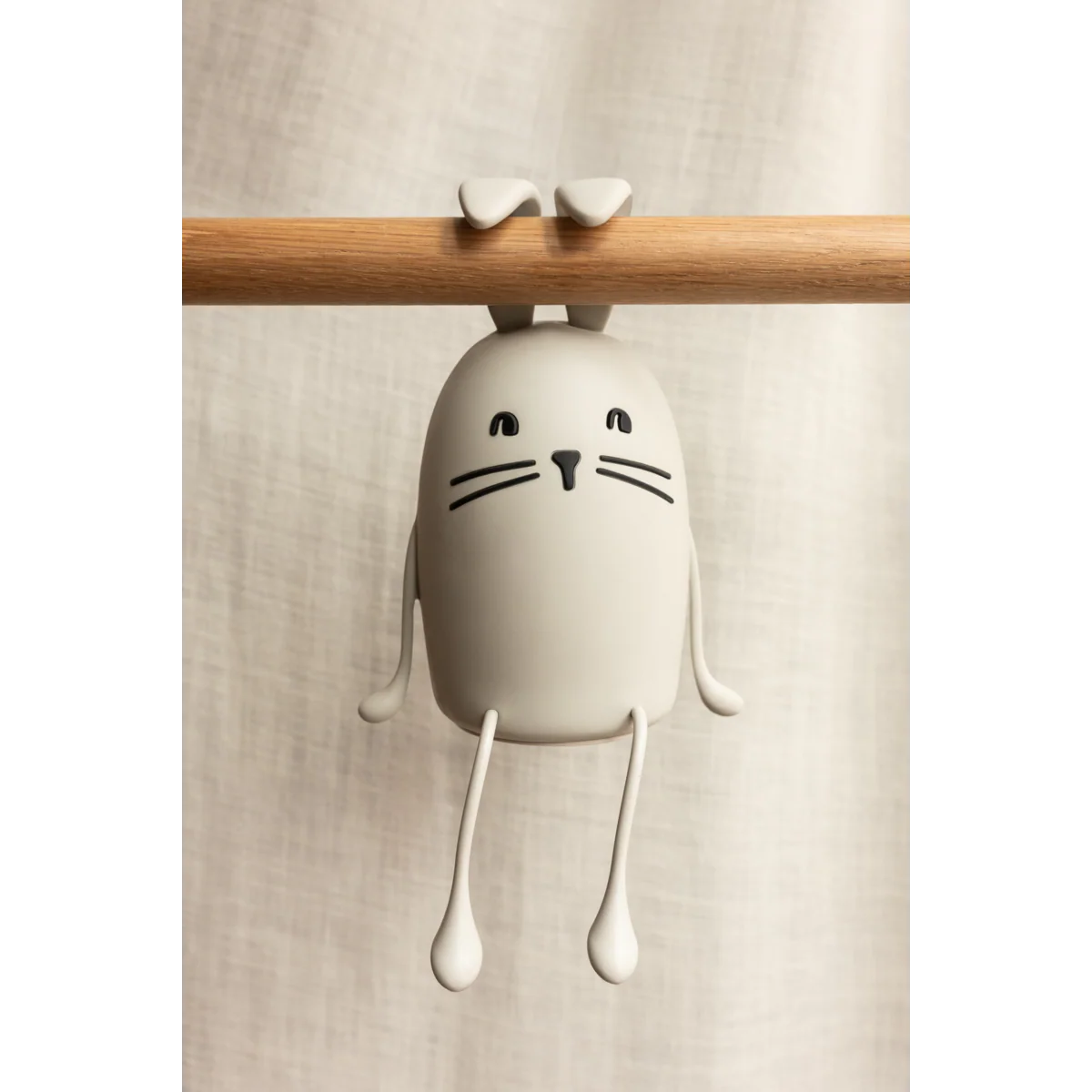 Liewood evex kaninnatkampe hængende fra ørerene