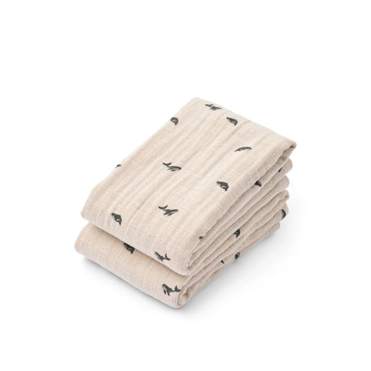Beige stofbleer med hvaler på.