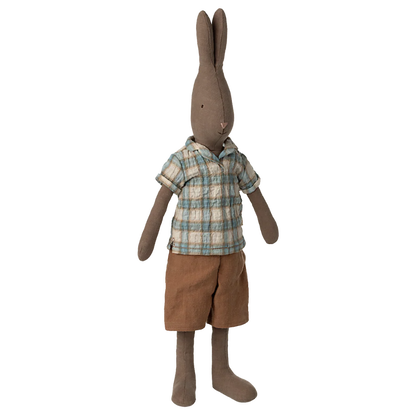 Hare bamse med tøj på.