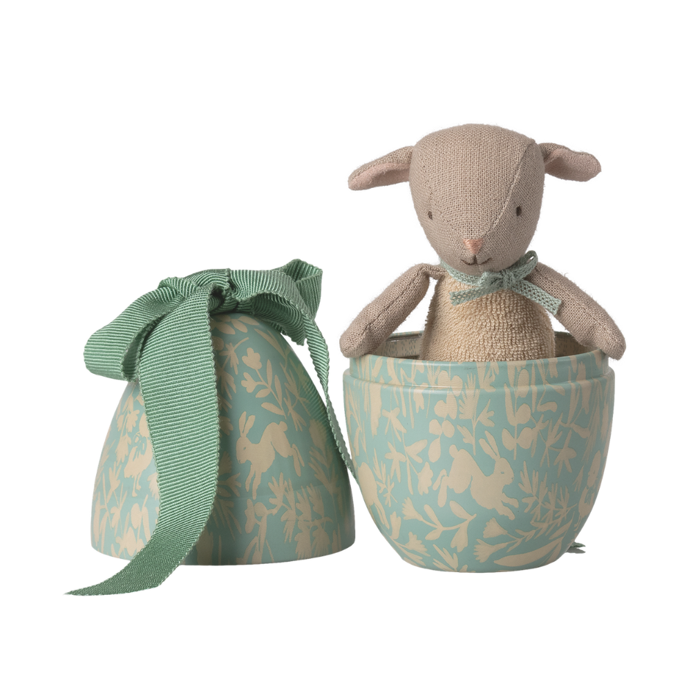 Påskeæg i metal med en lille lam bamse indeni.