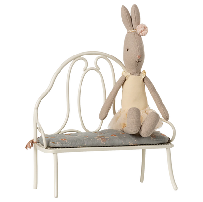 Dukkehus tilbehør hvid bænk med pude.