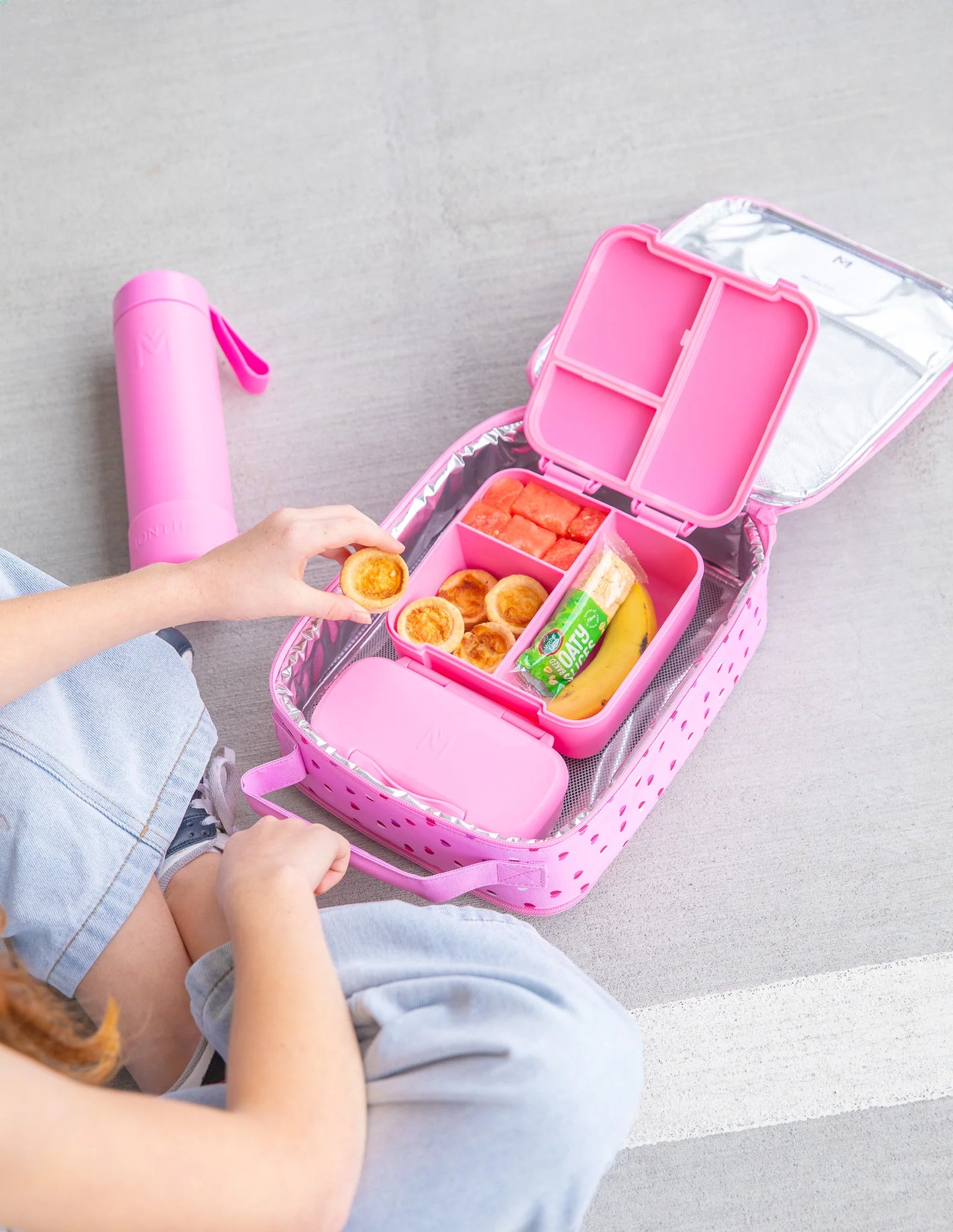 Lyserød køletaske med hjerter.