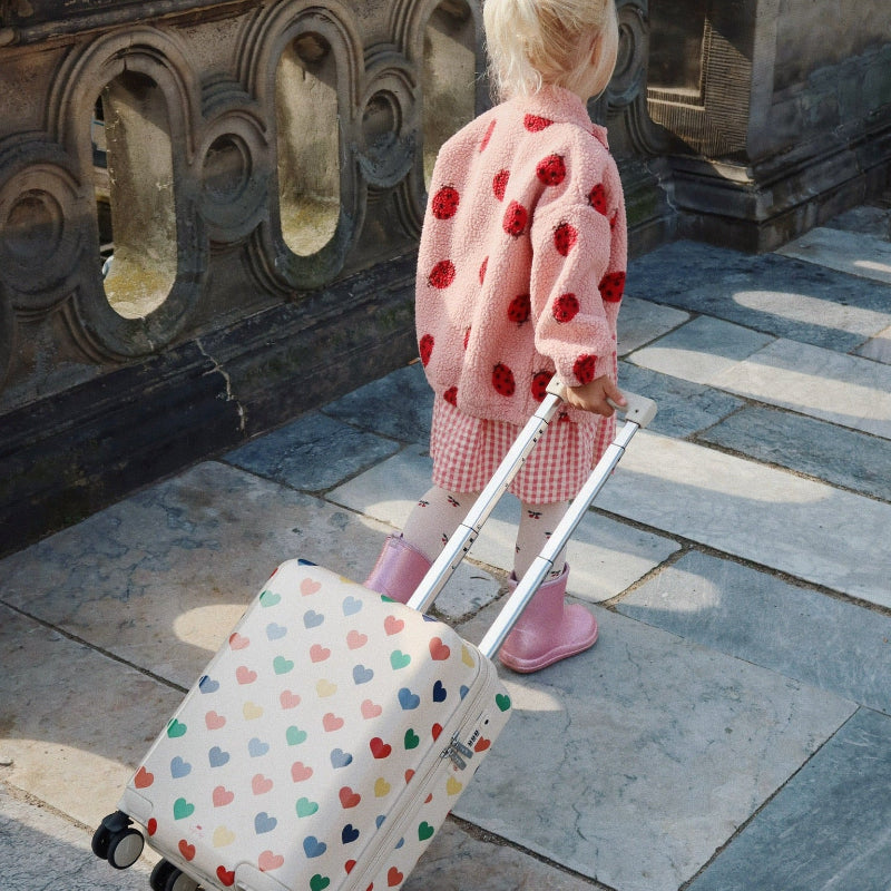 Beige kuffert med hjerte print i flere farver.