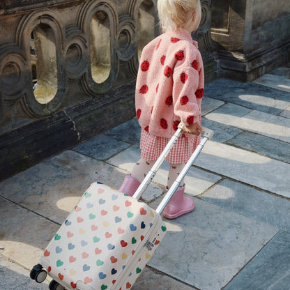 Beige kuffert med hjerte print i flere farver.