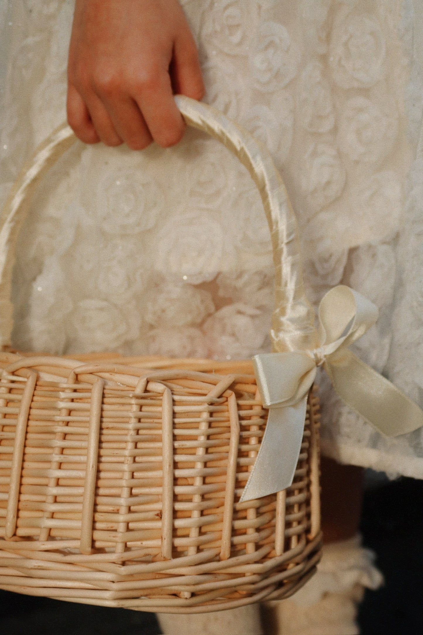 En flettet kurv med bånd rundt om hanken