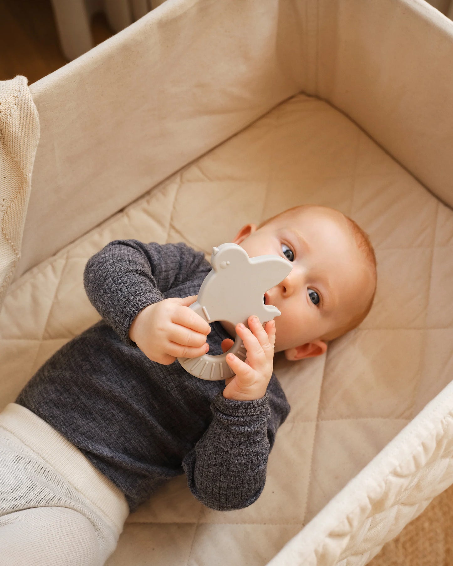 En baby holder Moonboon Silikone Bidering 