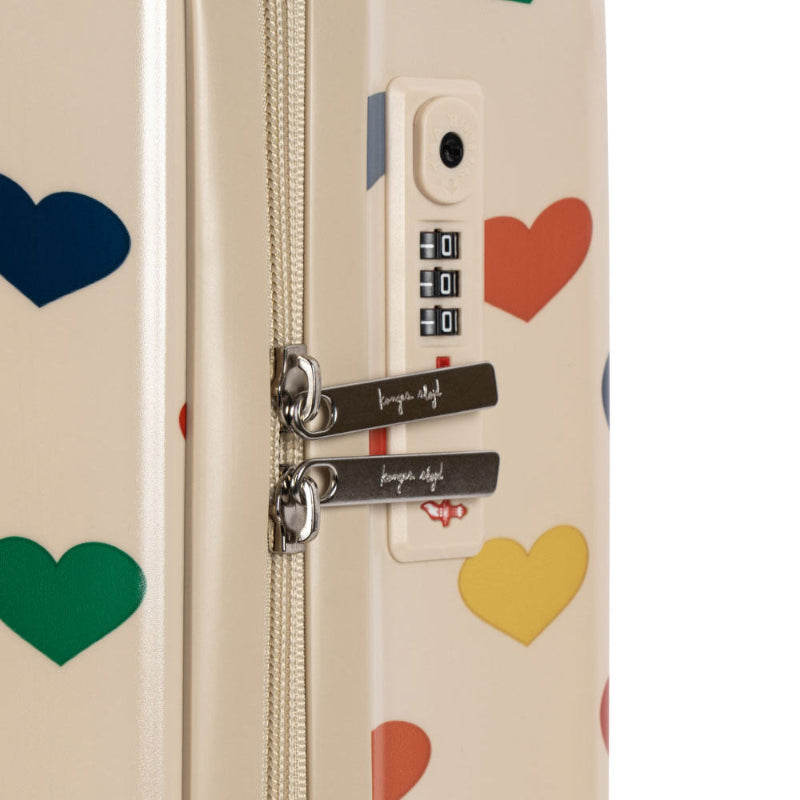Beige kuffert med hjerte print i flere farver.