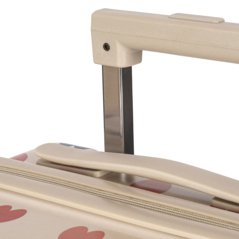 Beige kuffert med hjerte print i flere farver.