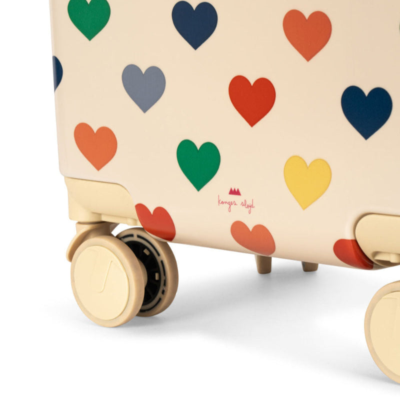 Beige kuffert med hjerte print i flere farver.