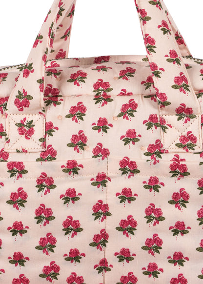 Pusletaske til dukke med blomster.