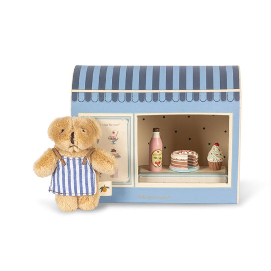 Lille kagebutik og bamse med forklæde.