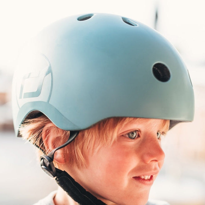 Dreng med blå cykelhjelm på fra Scoot & ride