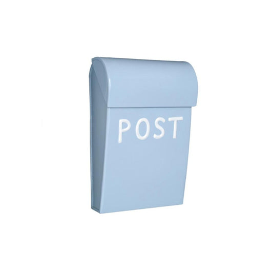 Lille lyseblå postkasse med hvid skrift.